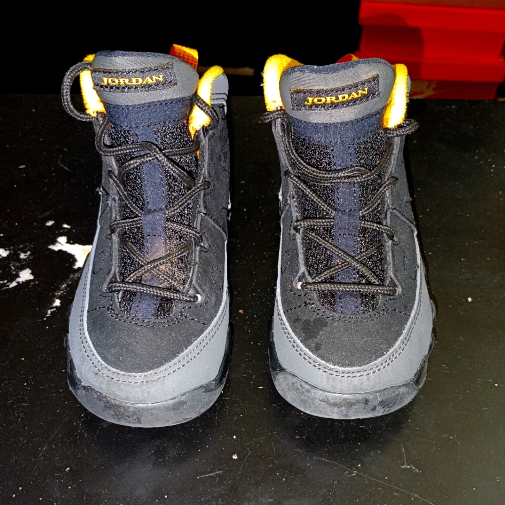 I'm selling these gently worn Jordan 9's in Black/Yellow